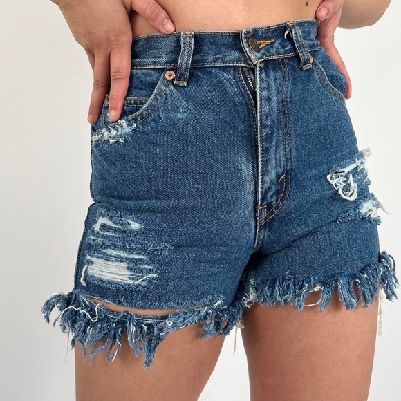 Levi’s high waisted distressed cut off denim shorts - Picture 2 of 4